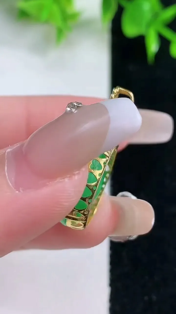 天然A货翡翠蛋面吊坠，尺寸27-17.2-10.7，重量:6.49g
1月18日