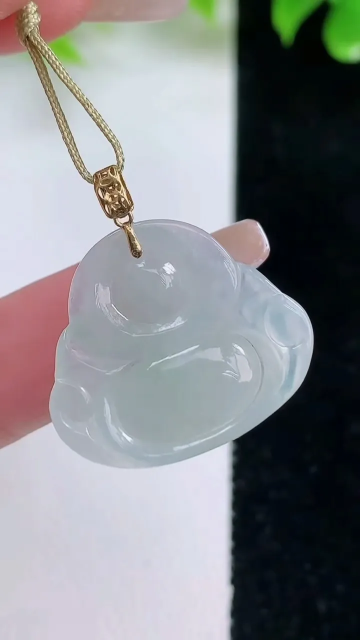天然A货翡翠种白冰佛公吊坠，尺寸21-24-4.5，重量:3.61g
1月18日