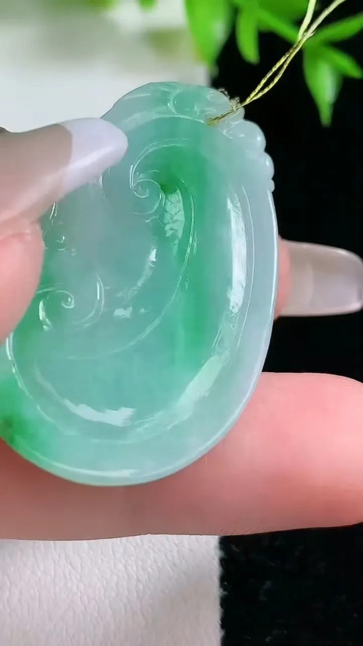 天然A货翡翠如意吊坠，尺寸40.6-24.5-4.1，重:8.58g
1月18日