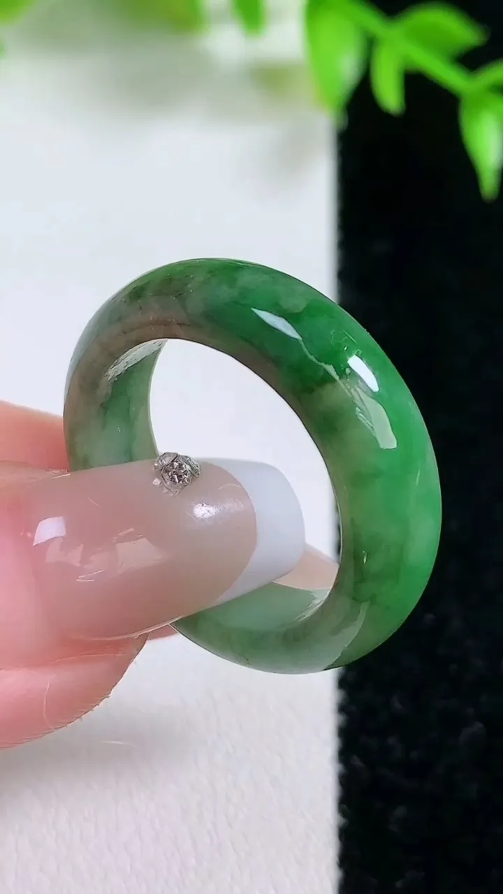 天然A货翡翠指环戒指，尺寸19-6.7-4，重:5.30g2026年1月18日
工厂直销收藏佳品,种