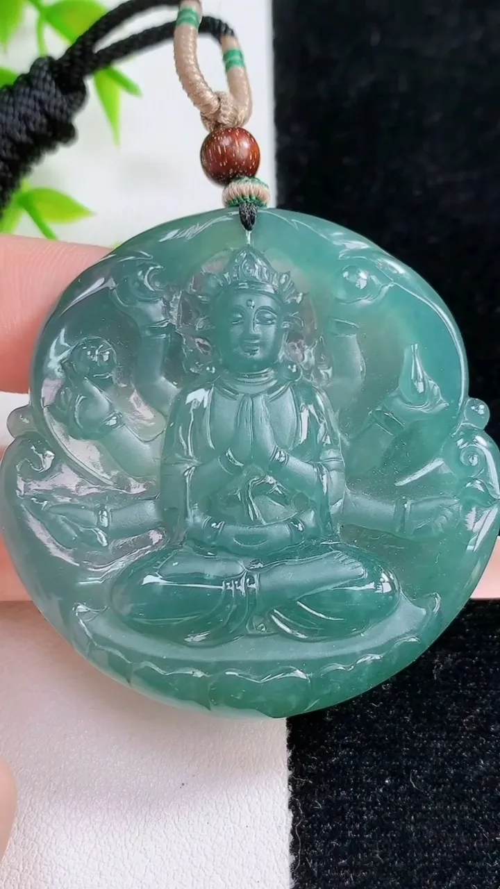 天然A货翡翠蓝水千手观音吊坠，尺寸50-6.5，重:33.70g
1月18日