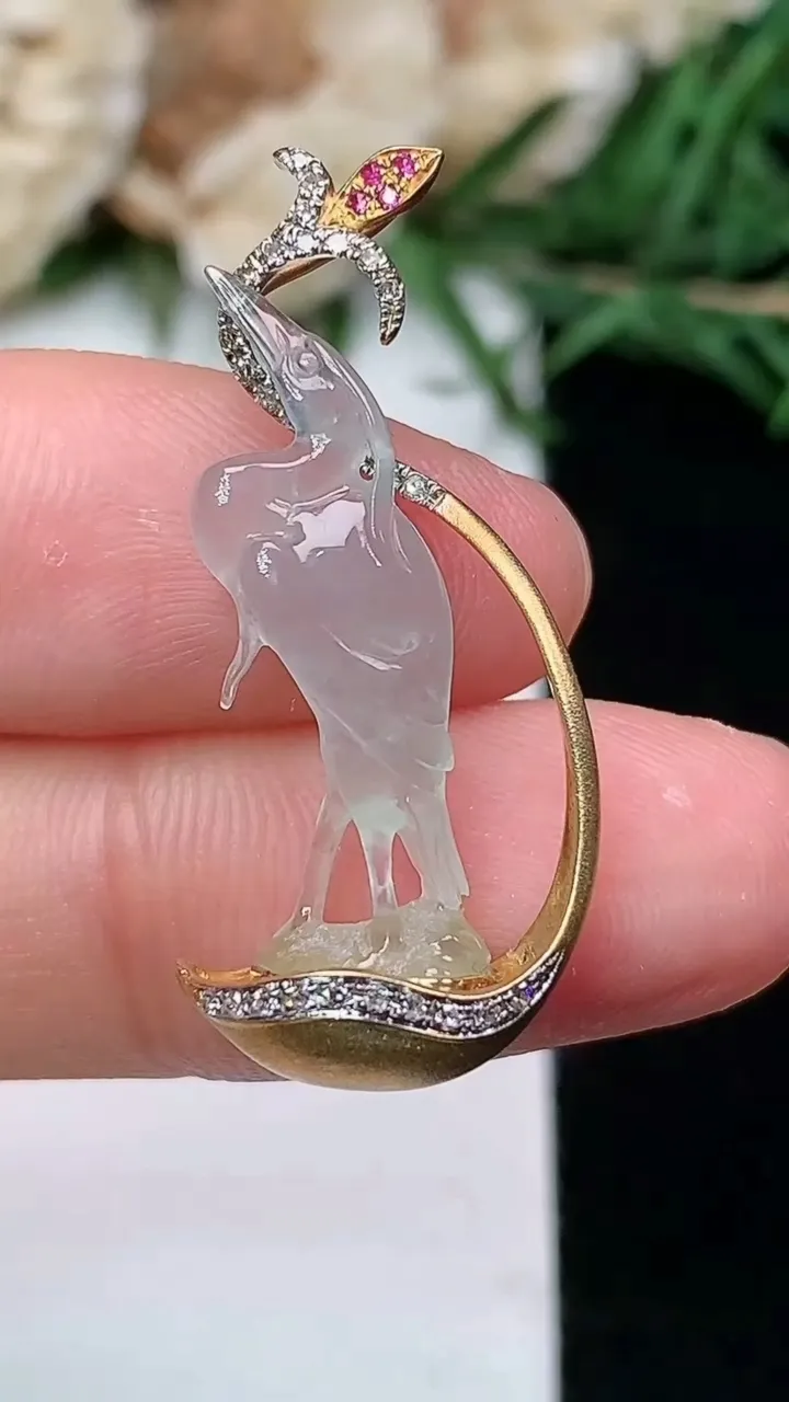 天然A货翡翠白冰延年益寿 仙鹤吊坠，尺寸23.6-6.8-3.6，重量:3.00g
1月18日