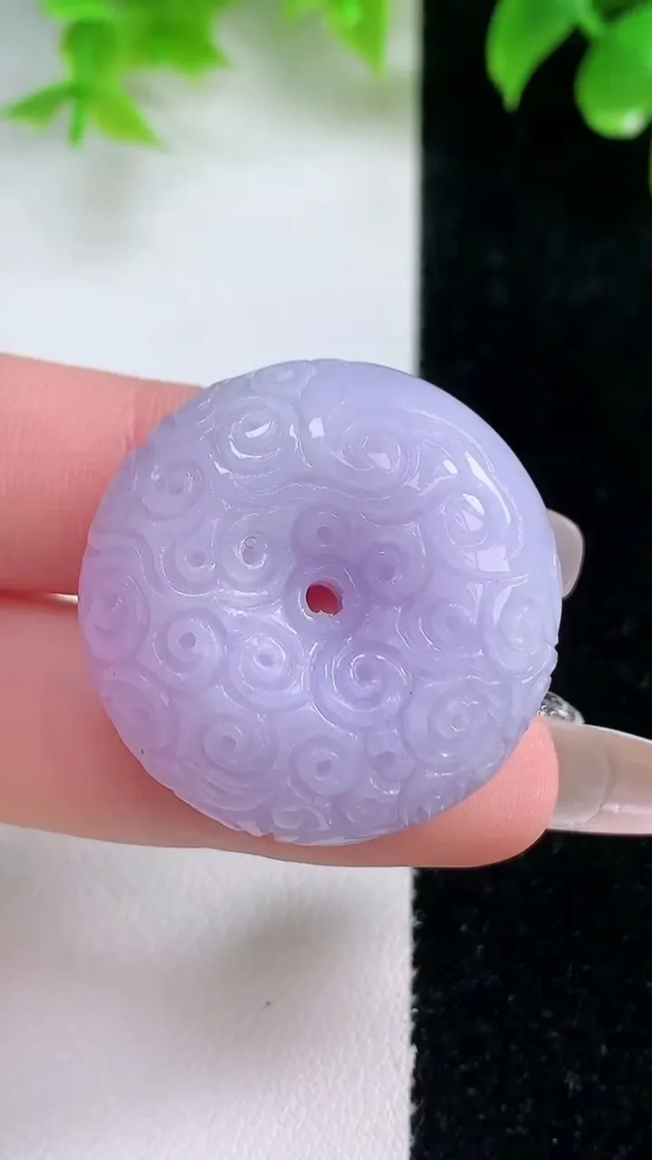 天然A货翡翠紫罗兰雕花平安扣吊坠，尺寸30.8-13.8，重量:24.82g
1月18日