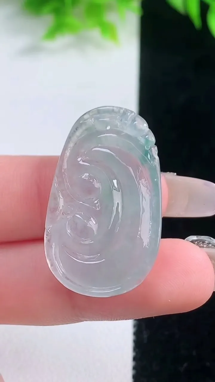 天然A货翡翠冰种飘花如意吊坠，尺寸32.6-19.4-5，重量:5.72g
1月18日