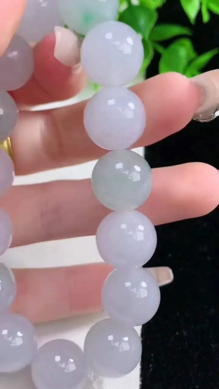 天然A货翡翠圆珠手串，尺寸13.8-15颗，重量40.80g1月18日
工厂直销收藏佳品,种好水足，色泽均匀，有种有色，上手高大气！