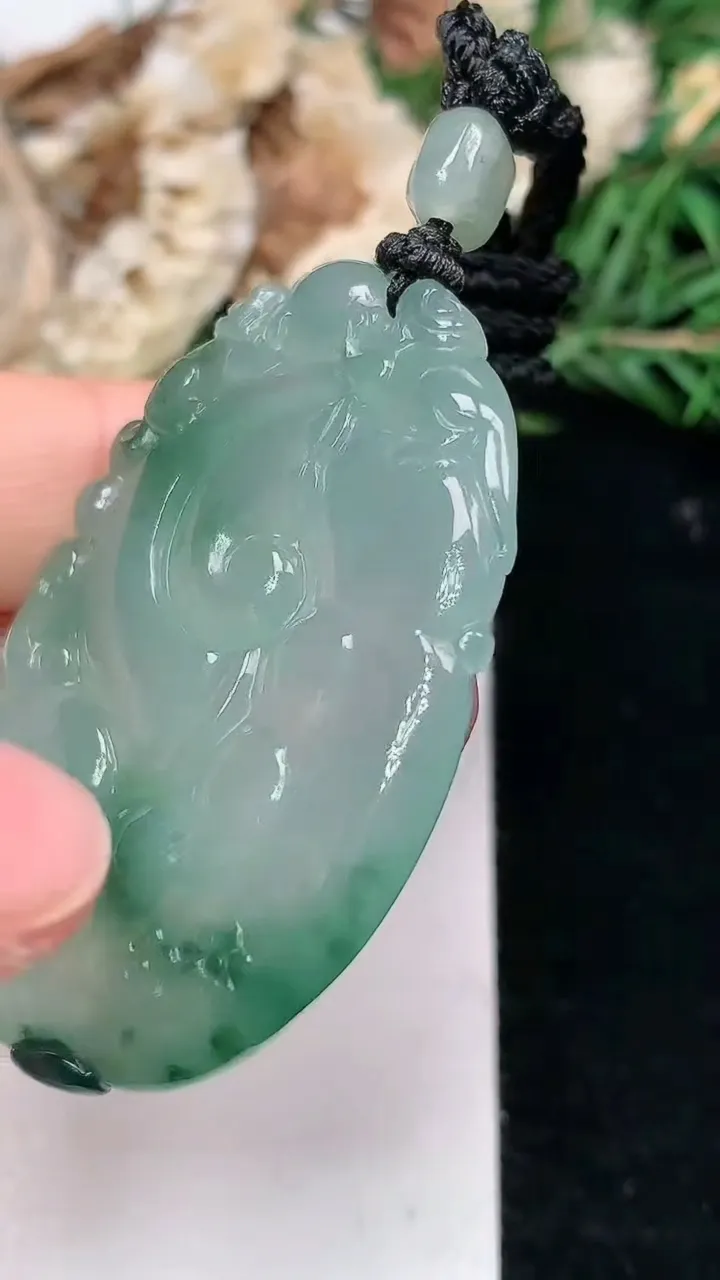 天然A货翡翠飘花如意吊坠，尺寸47-32-5.9，重量:22.02g
1月18日