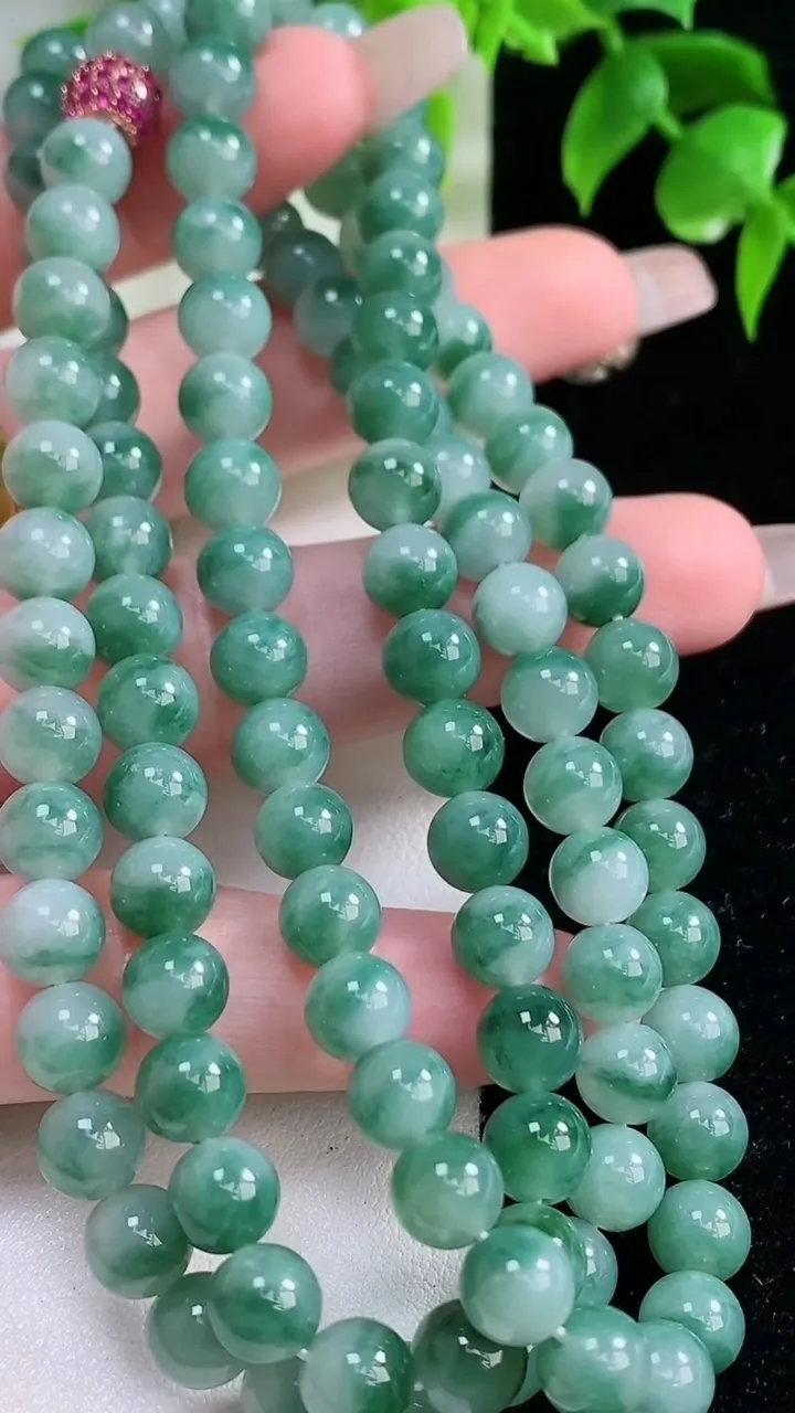 天然A货翡翠飘花圆珠项链，尺寸6.9颗，重量:65.99g
1月18日