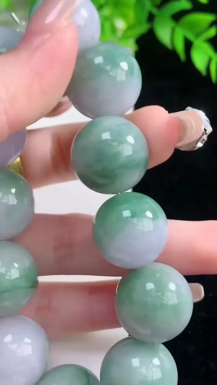 天然A货翡翠圆珠手串，尺寸18.2-12颗，重量:116.01g1月18日
工厂直销收藏佳品,种好水足，色泽均匀，有种有色，上手高大气！