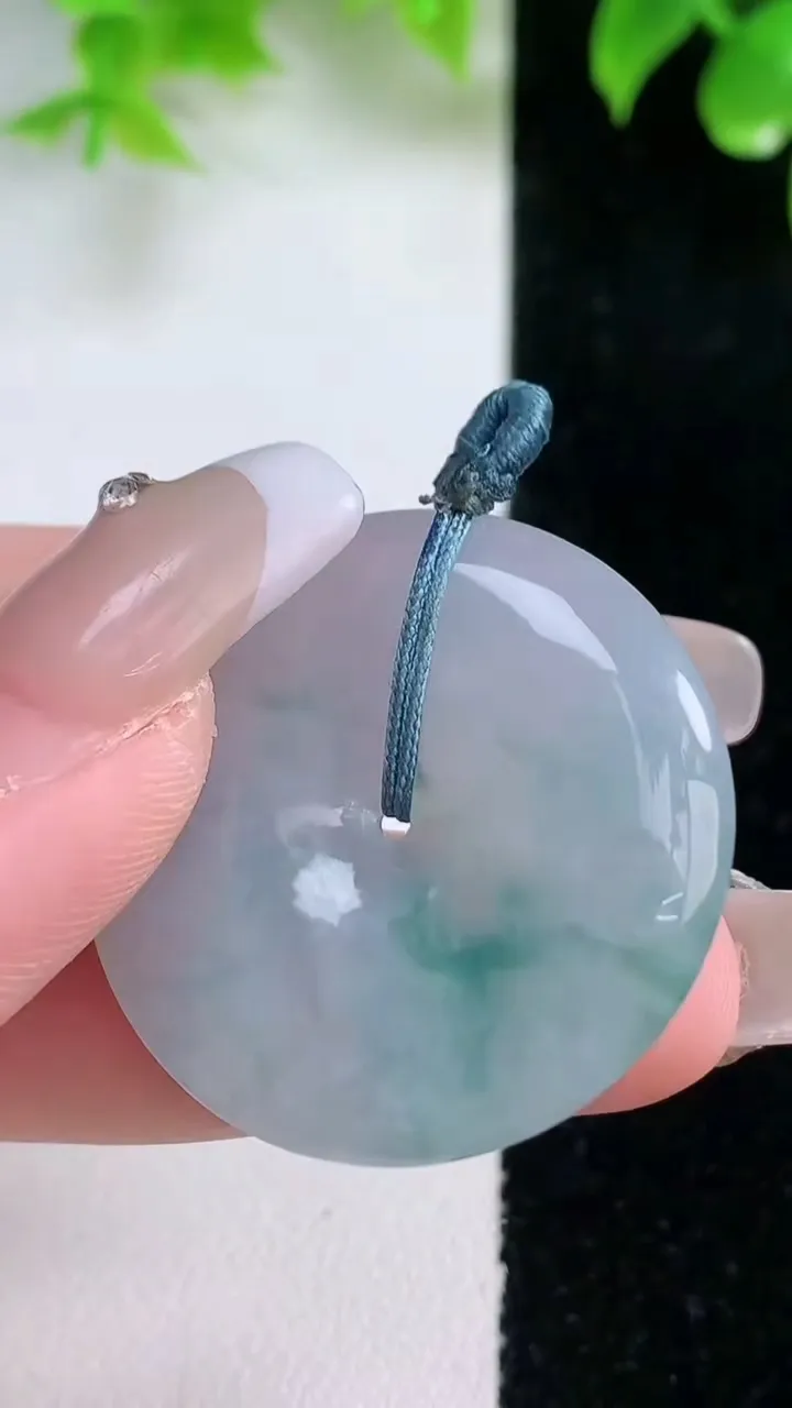 天然A货翡翠冰种飘花平安扣吊坠，尺寸31.7-5.4，重量:11.68g
1月18日