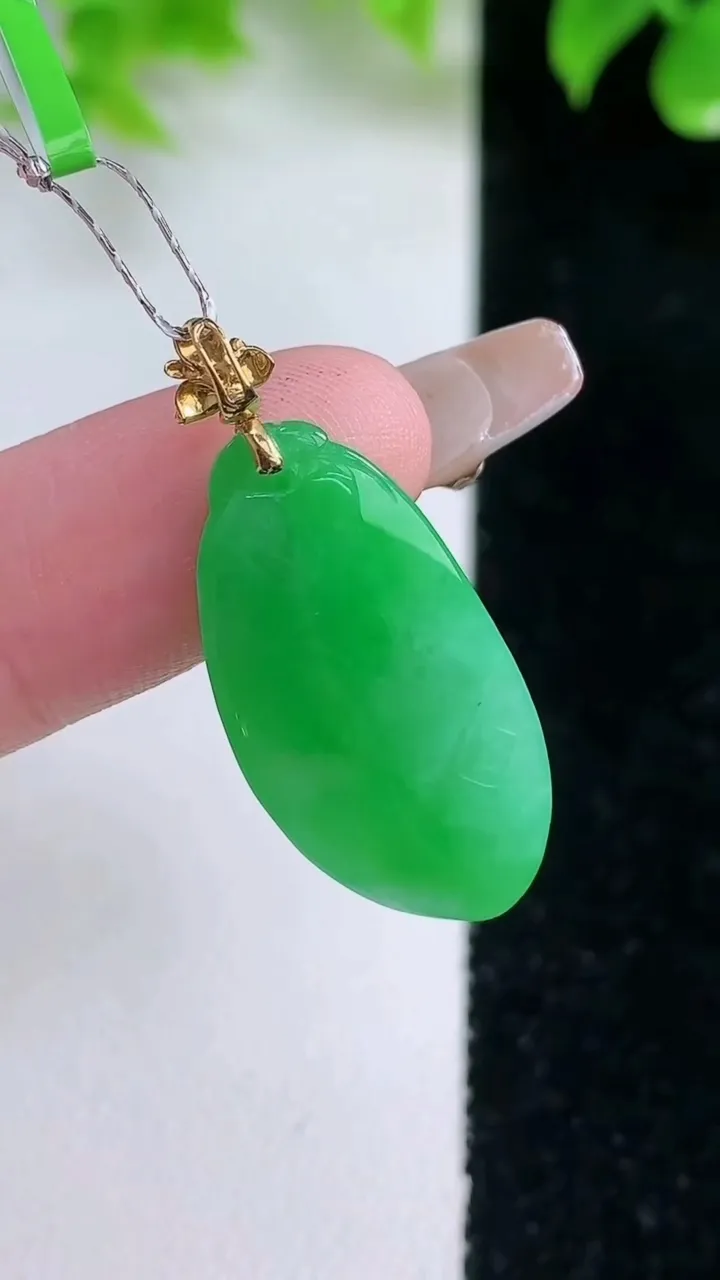 天然A货翡翠福瓜吊坠，尺寸26.4-13-4.7，重量:3.45g
1月18日