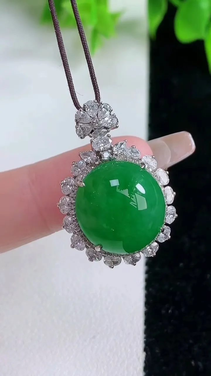 天然A货翡翠蛋面吊坠，尺寸28-18-13.3，裸石14.5-14重量:8.04g
1月18日