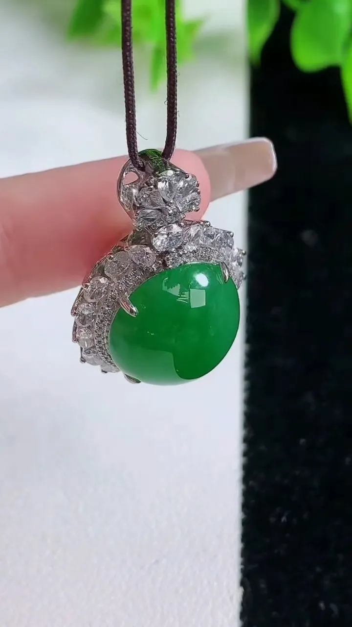 天然A货翡翠蛋面吊坠，尺寸28-18-13.3，裸石14.5-14重量:8.04g
1月18日