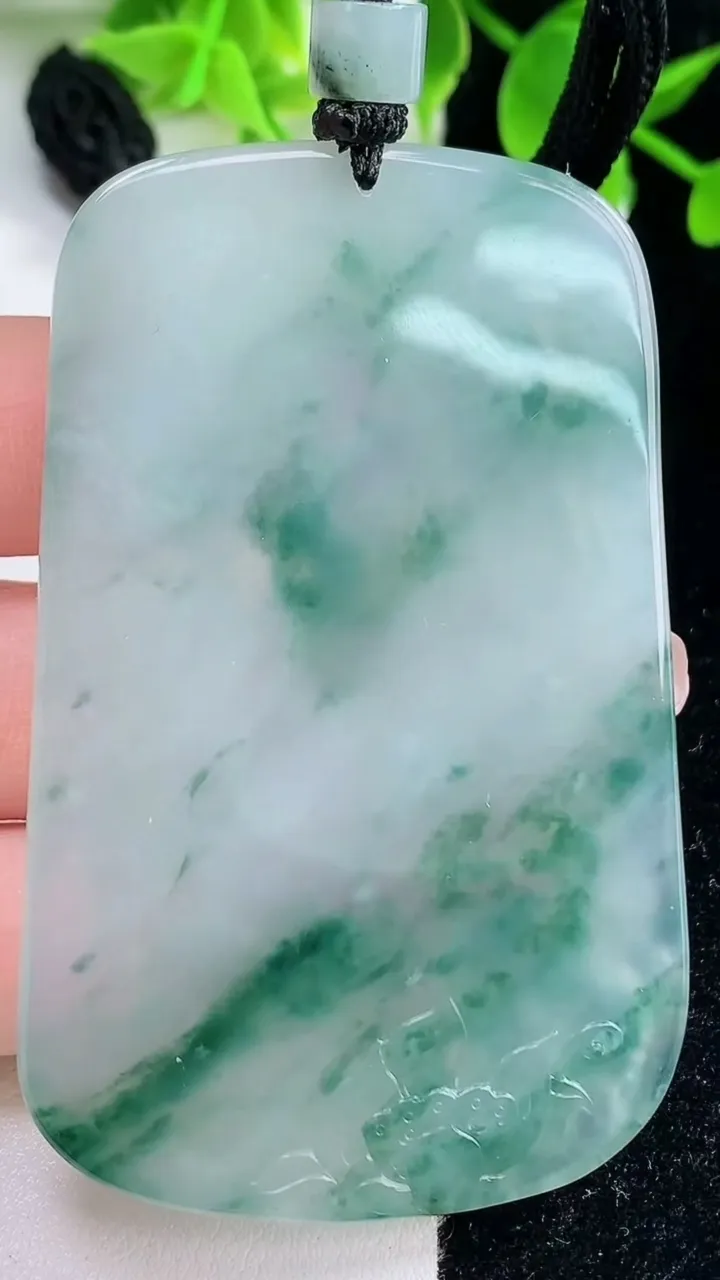 天然A货翡翠种飘花观音菩萨吊坠，尺寸67.8-42.5-5，重量:42.47g
1月18日