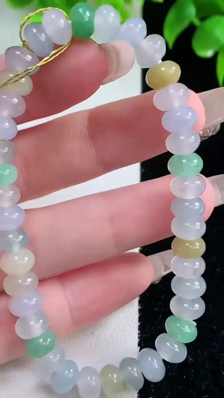 天然A货翡翠种三彩算盘珠手串，尺寸7-4.5-40颗，重量:18.57g1月18日
工厂直销收藏佳品,种好水足，色泽均匀，有种有色，上手高大气！