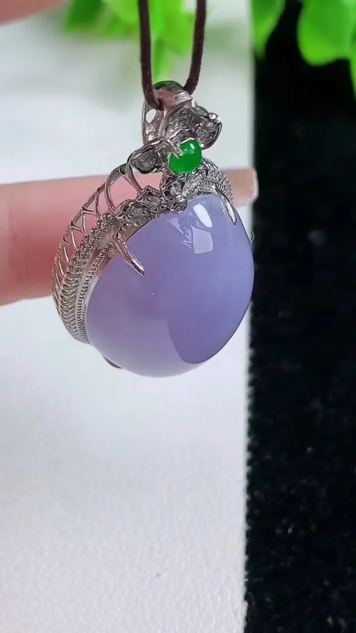 天然A货翡翠18K金紫罗兰蛋面吊坠，尺寸42.6-21.4-15，裸石25-19.3重量:13.42g
1月18日