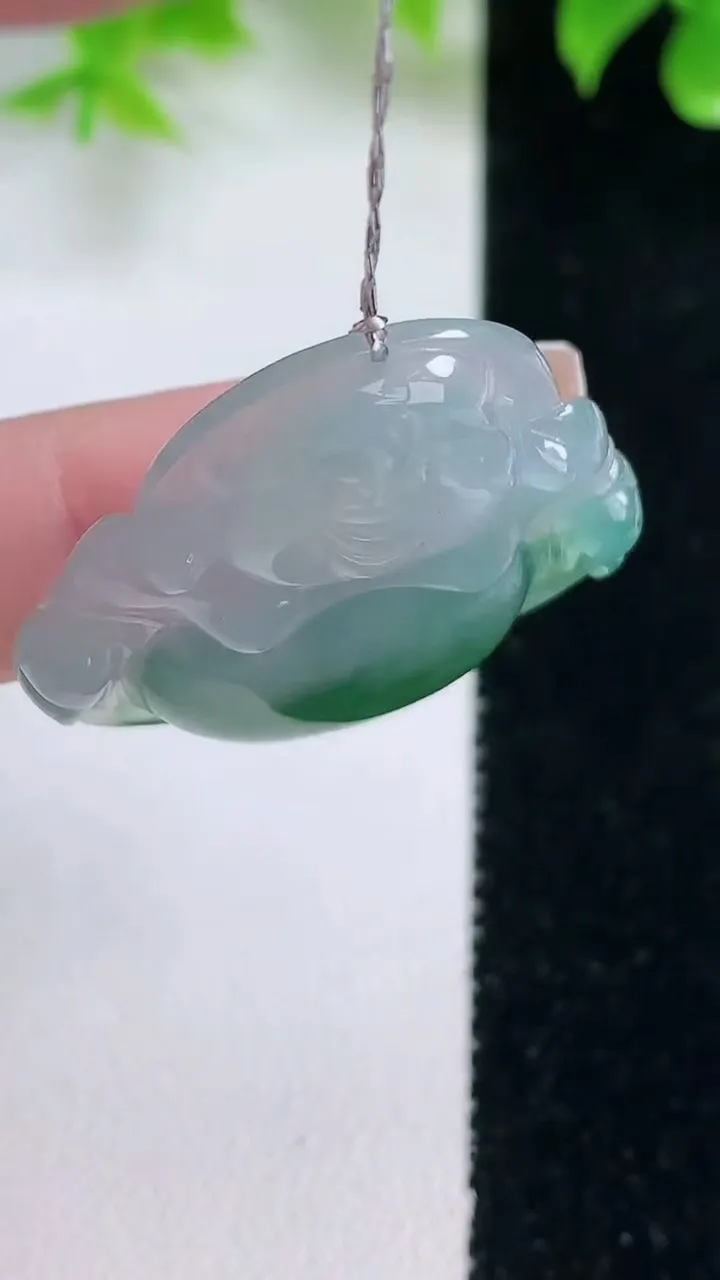 天然A货翡翠冰种飘花佛公吊坠，尺寸309-33.7-5.8，重量:9.01g
1月18日