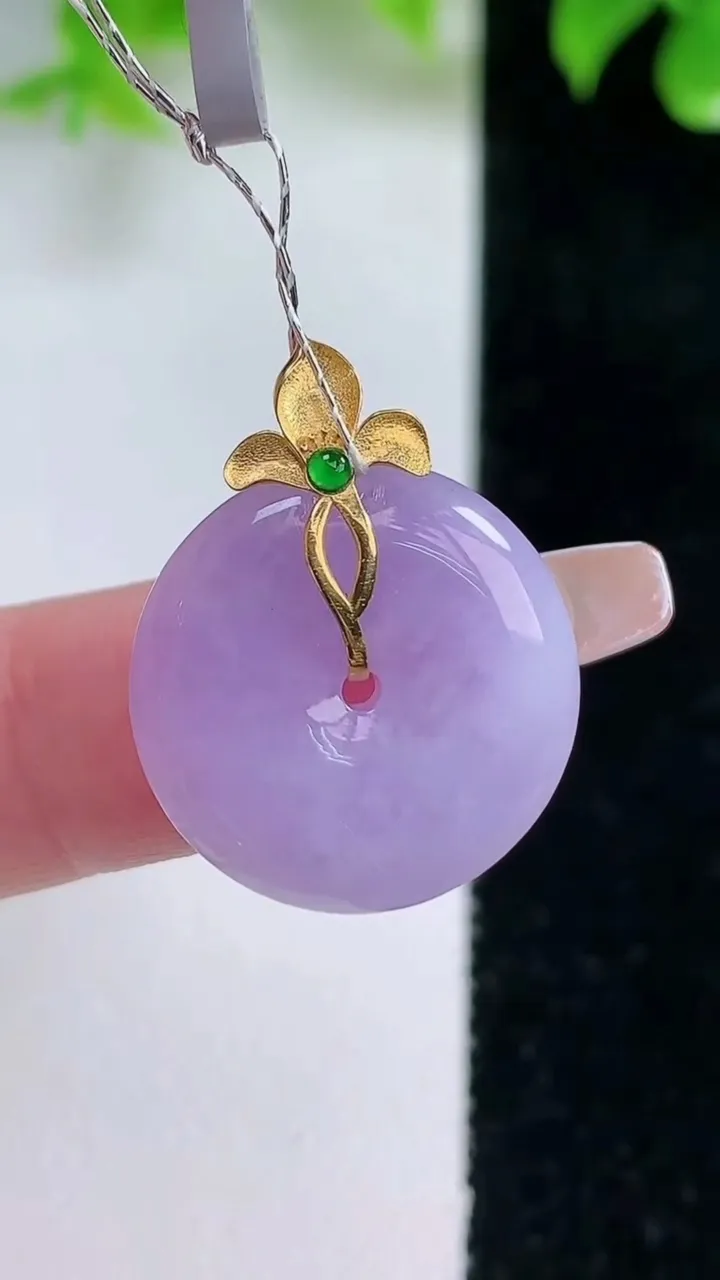 天然A货翡翠18K金紫罗兰平安扣吊坠，尺寸19.7-4.4，重量:4.05g
1月18日