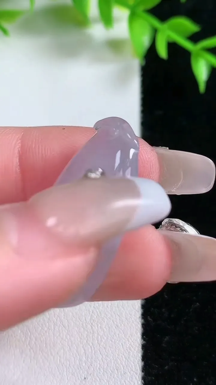 天然A货翡翠福瓜吊坠，尺寸31.2-16.6-6，重:5.38g
1月18日