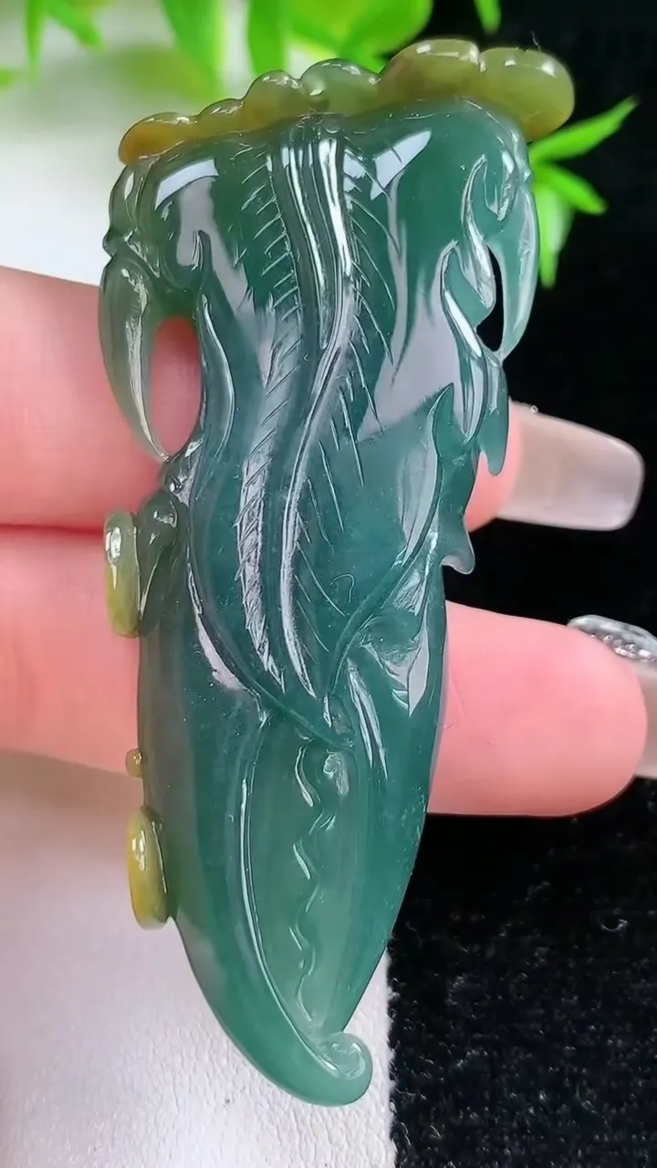 天然A货翡翠蓝水双彩蟹钳吊坠，尺寸65-27.3-8.3，重:22.18g
1月18日