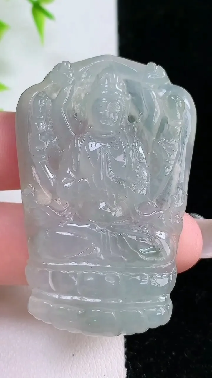 天然A货翡翠千手观音吊坠，尺寸53.5-35-5.3，重:17.71g
1月18日