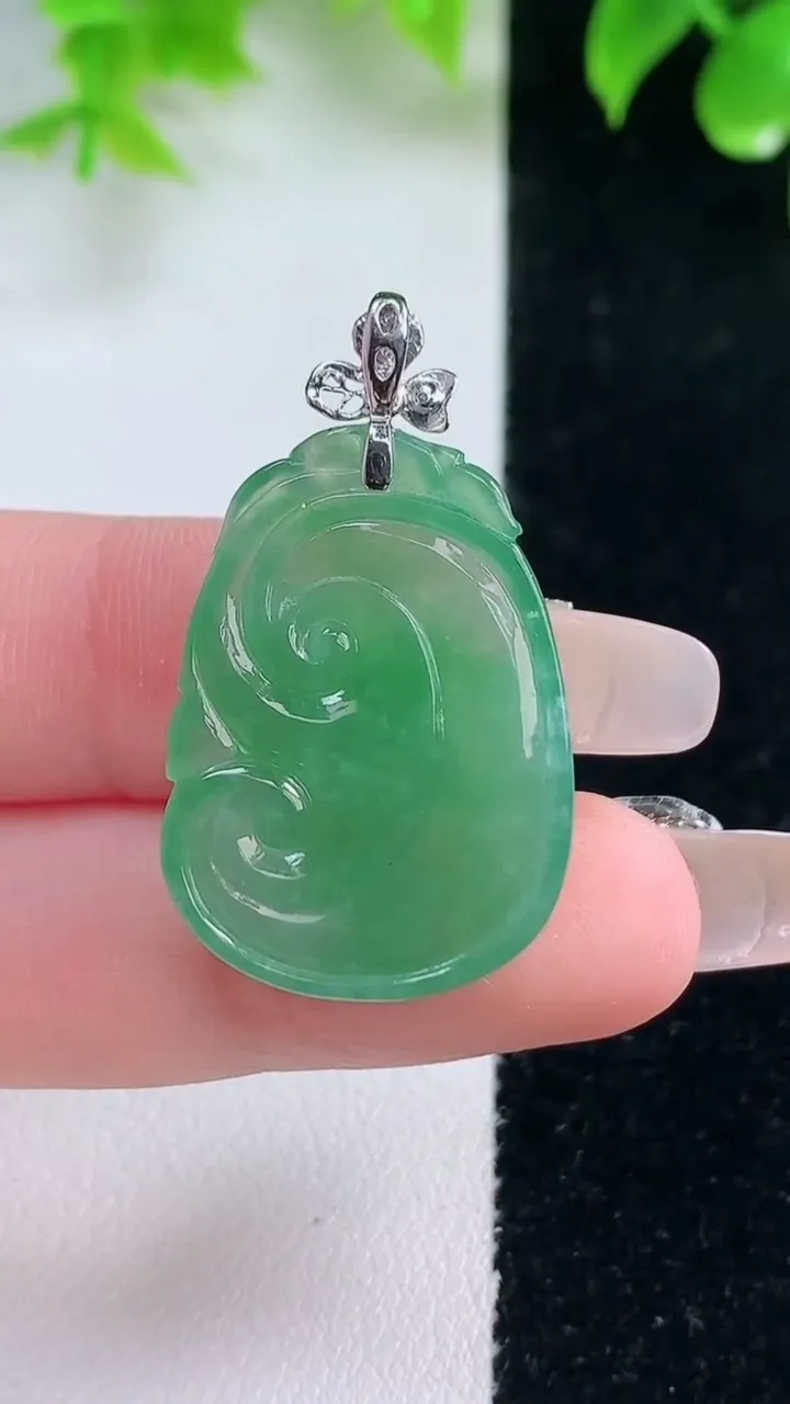 天然A货翡翠如意吊坠，尺寸27.6-19.8-4.8，重量:6.12g
1月18日