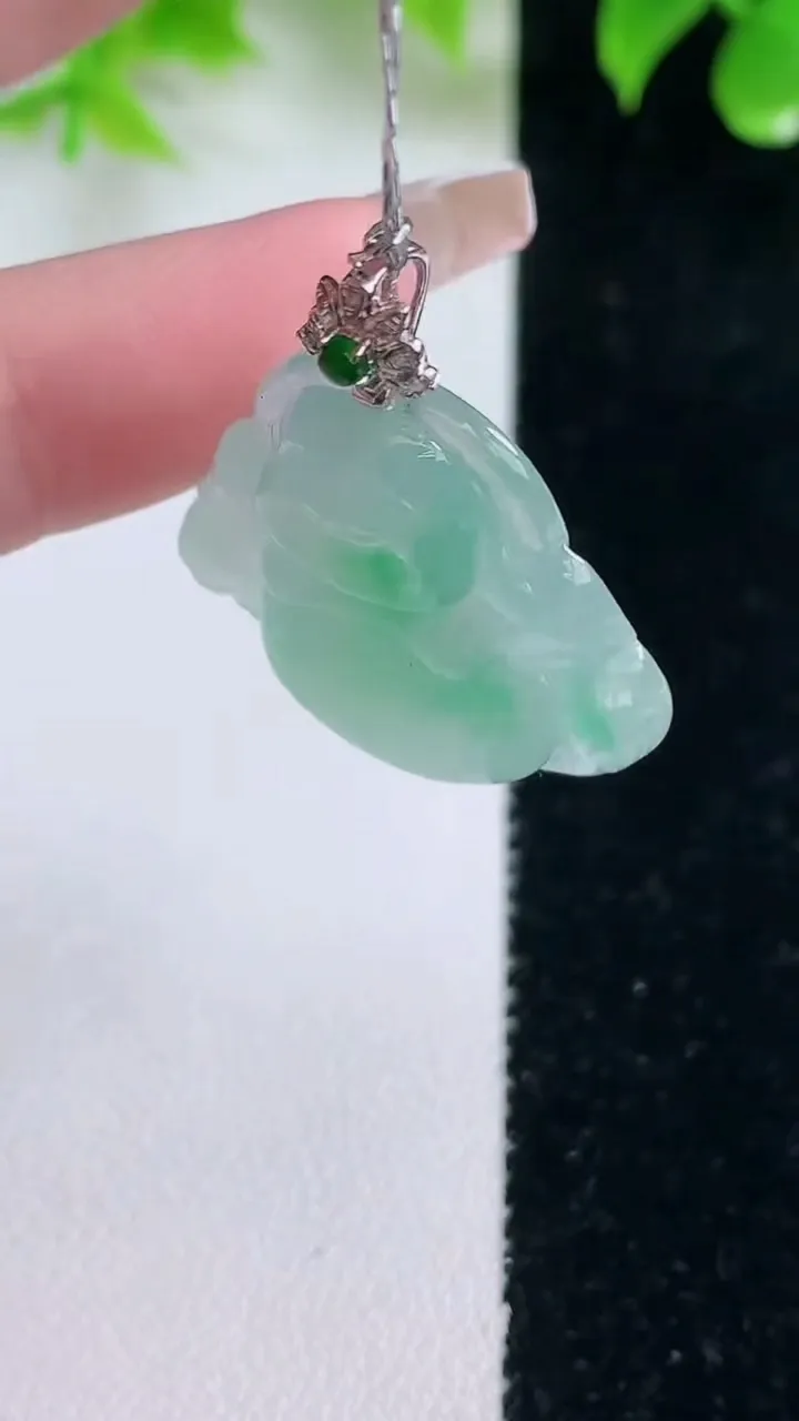 天然A货翡翠佛公吊坠，尺寸24.4-26.3-5.9，重量:6.42g
1月18日