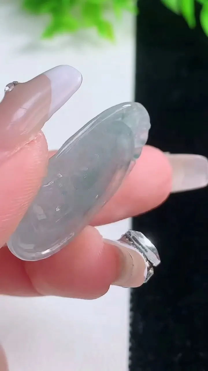 天然A货翡翠冰种飘花如意吊坠，尺寸32.6-19.4-5，重量:5.72g
1月18日