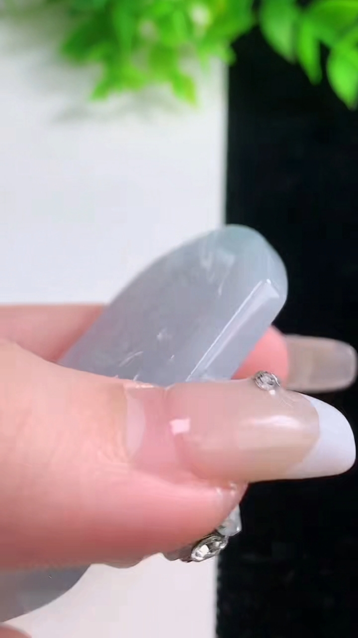 天然A货翡翠冰种飘花宽边阿弥陀佛吊坠，尺寸54-44.8-5，重量:32.68g
1月18日