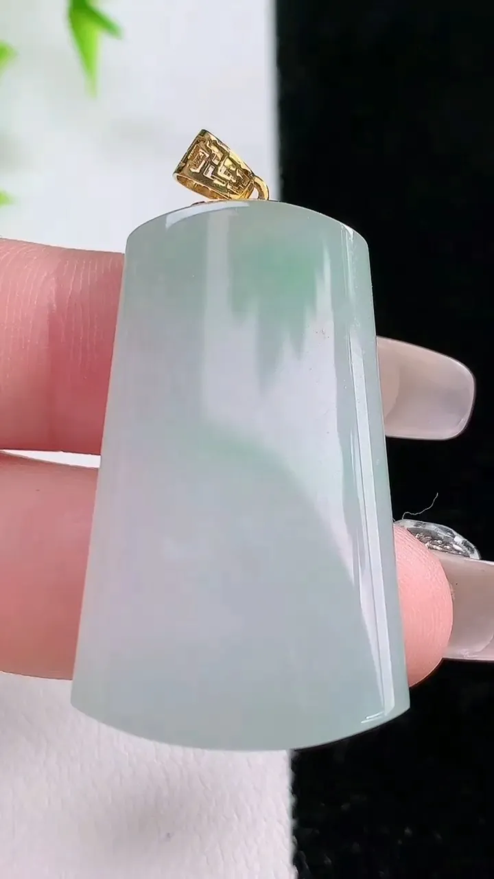 天然A货翡翠山水牌吊坠，尺寸64.6-40-10.7，重:48.18g
1月18日