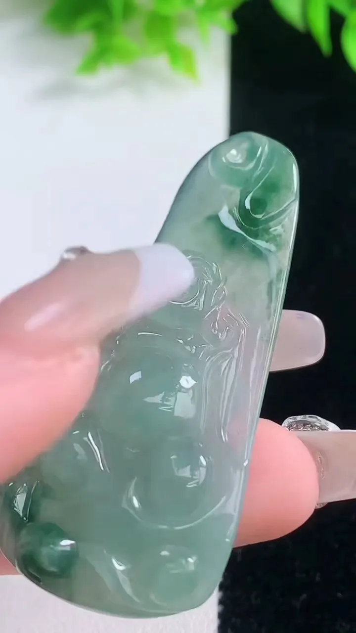 天然A货翡翠冰种飘花逍遥佛吊坠，尺寸56.5-25.5-6.7，重量:14.88g
1月18日