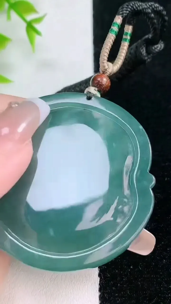 天然A货翡翠蓝水千手观音吊坠，尺寸50-6.5，重:33.70g
1月18日