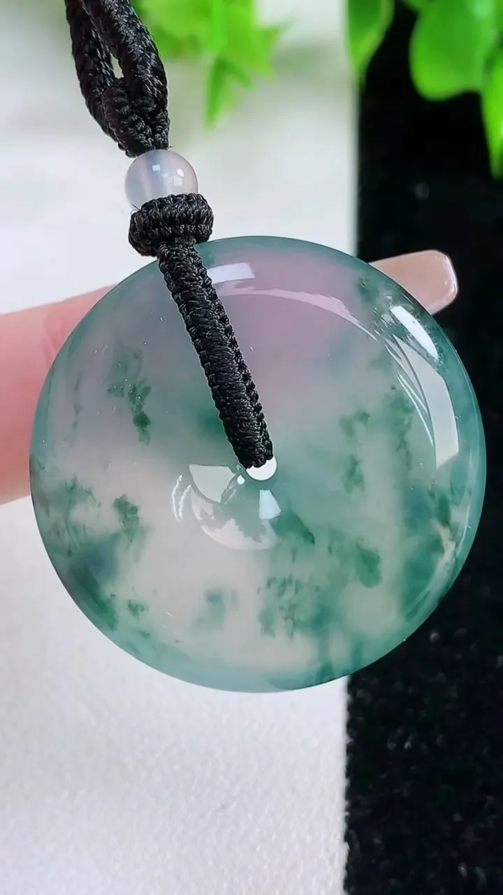 天然A货翡翠种飘花平安扣吊坠，尺寸31.5-5.9，重量:15.08g
1月18日