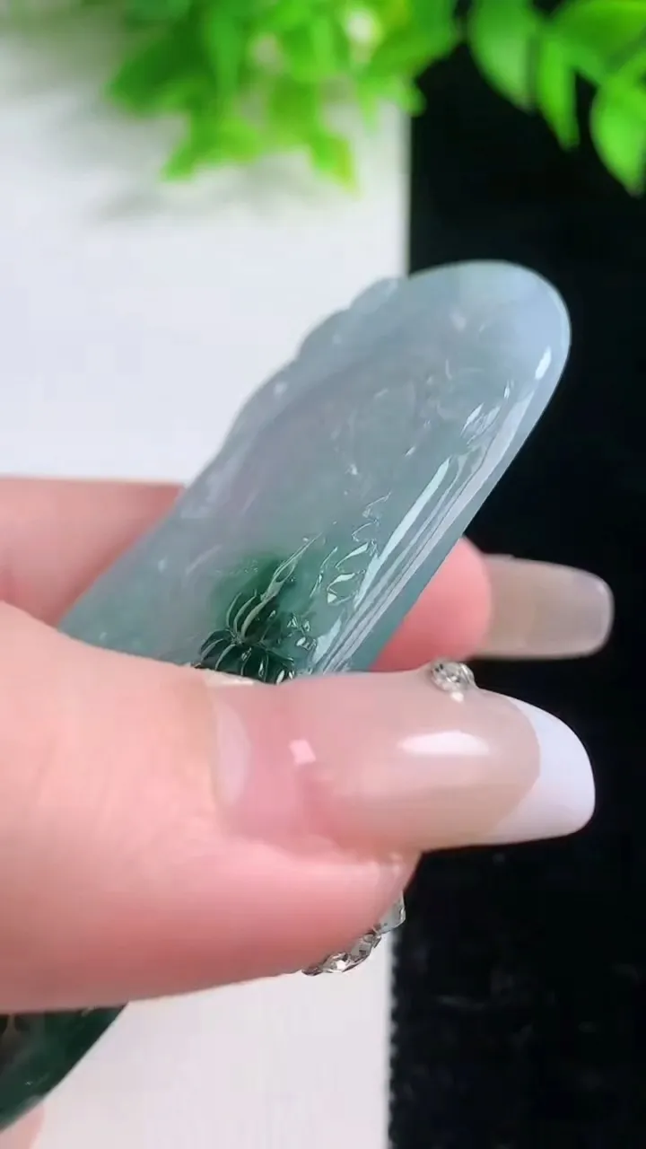 天然A货翡翠飘花虚空藏菩萨吊坠，尺寸69.2-41-5.3，重量:35.80g
1月18日