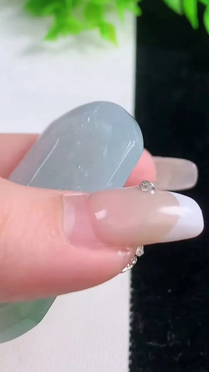 天然A货翡翠虚空藏菩萨吊坠，尺寸52.3-40.2-5，重量:26.02g
1月18日