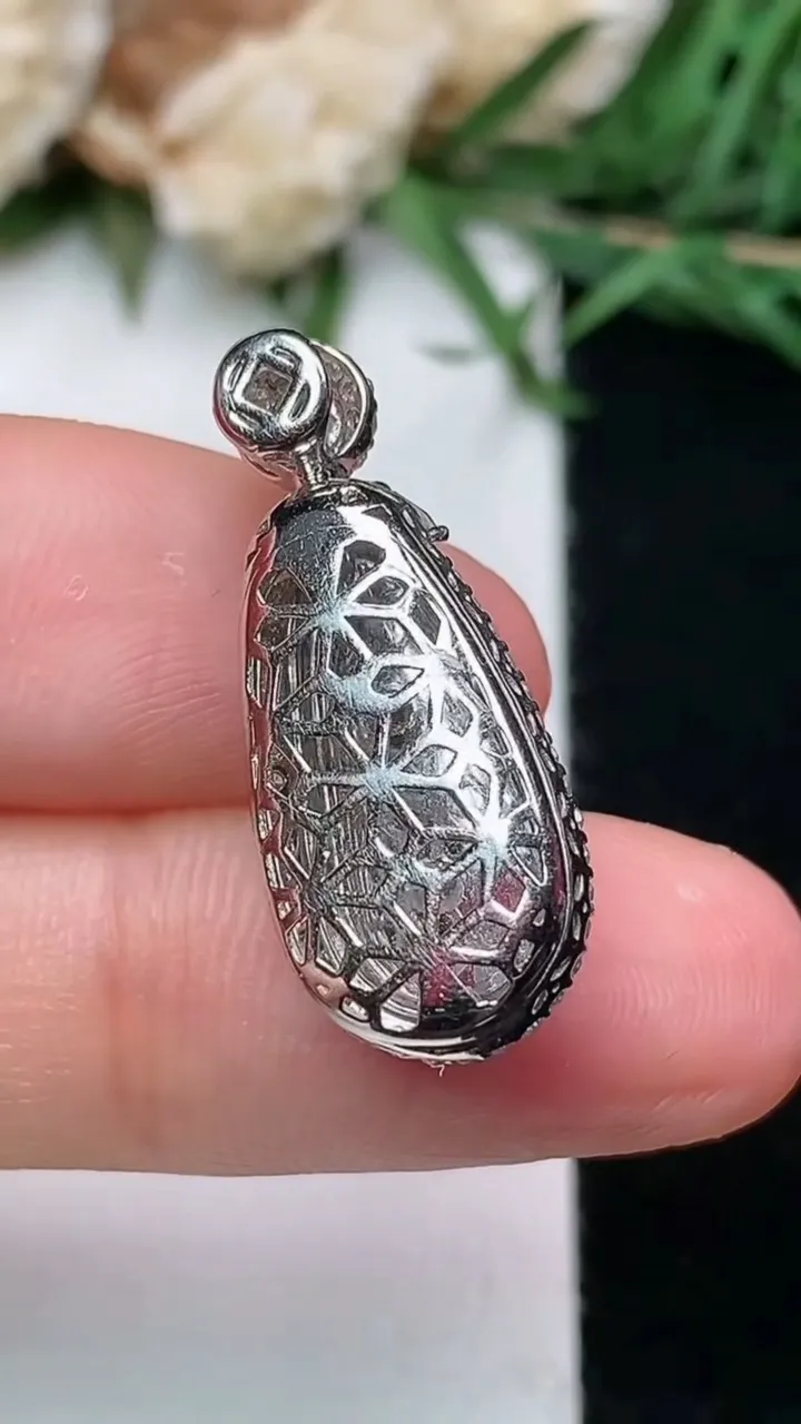 天然A货翡翠福豆吊坠，尺寸25-10.6-8，裸石16.5-7.8，重量:3.53g
1月18日