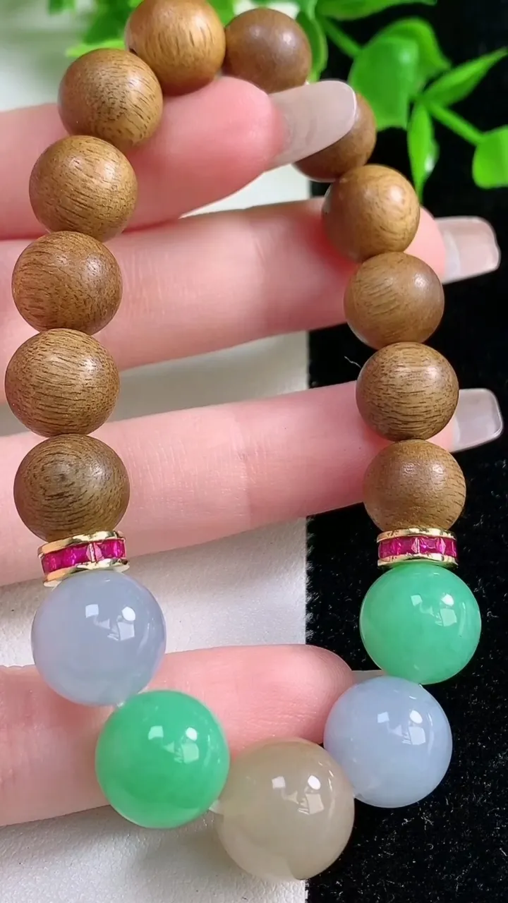 天然A货翡翠三彩圆珠檀香圆珠手串，尺寸13，重量:21.46g1月18日
工厂直销收藏佳品,种好水足