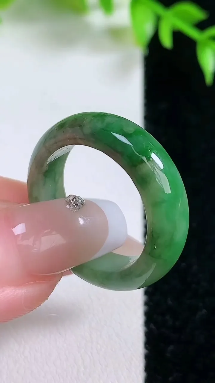 天然A货翡翠指环戒指，尺寸19-6.7-4，重:5.30g2026年1月18日
工厂直销收藏佳品,种好水足，色泽均匀，有种有色，上手高大气！