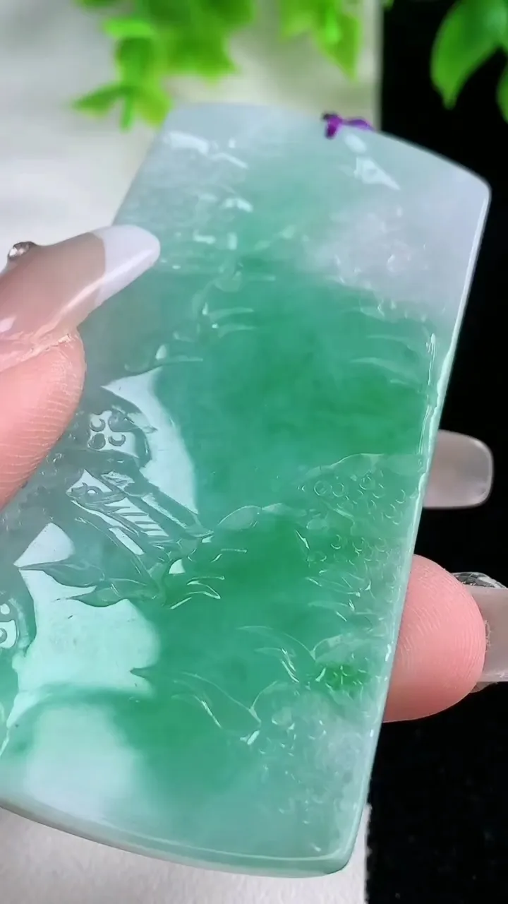 天然A货翡翠山水牌吊坠，尺寸69.2-35.8-5，重量:32.29g
1月18日