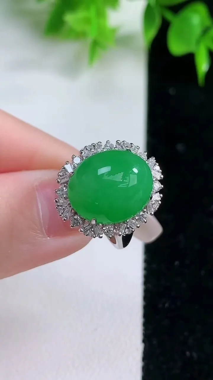 天然A货翡翠蛋面戒指，尺寸17-14-11.5-9.7，重量:4.55g2026年1月18日
工厂直销收藏佳品,种好水足，色泽均匀，有种有色，上手高大气！