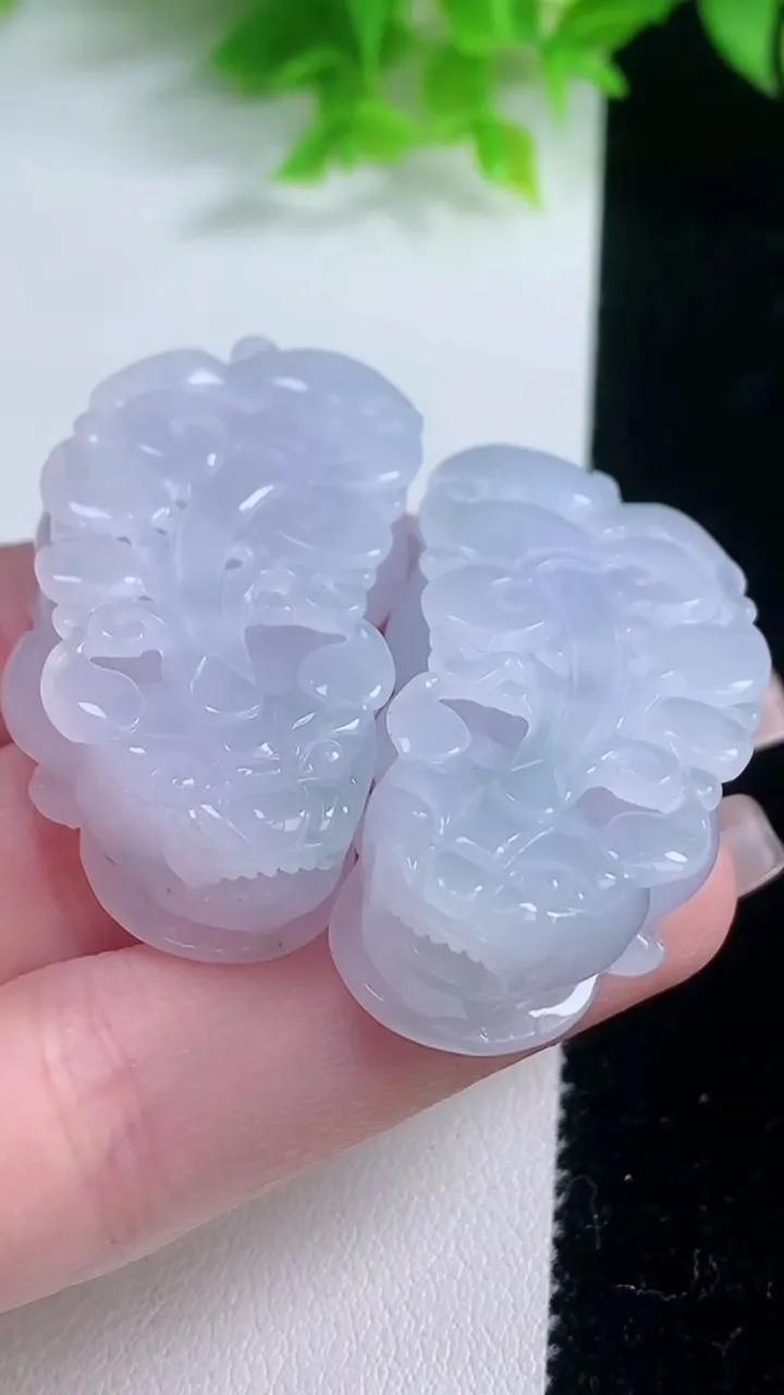 天然A货翡翠紫罗兰貔貅吊坠一对，尺寸44-22.3-11.5，重量:52.50g
1月18日