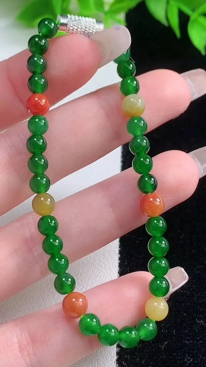 天然A货翡翠三彩圆珠手串，尺寸5.7-34颗，重量:8.02g1月18日
工厂直销收藏佳品,种好水足