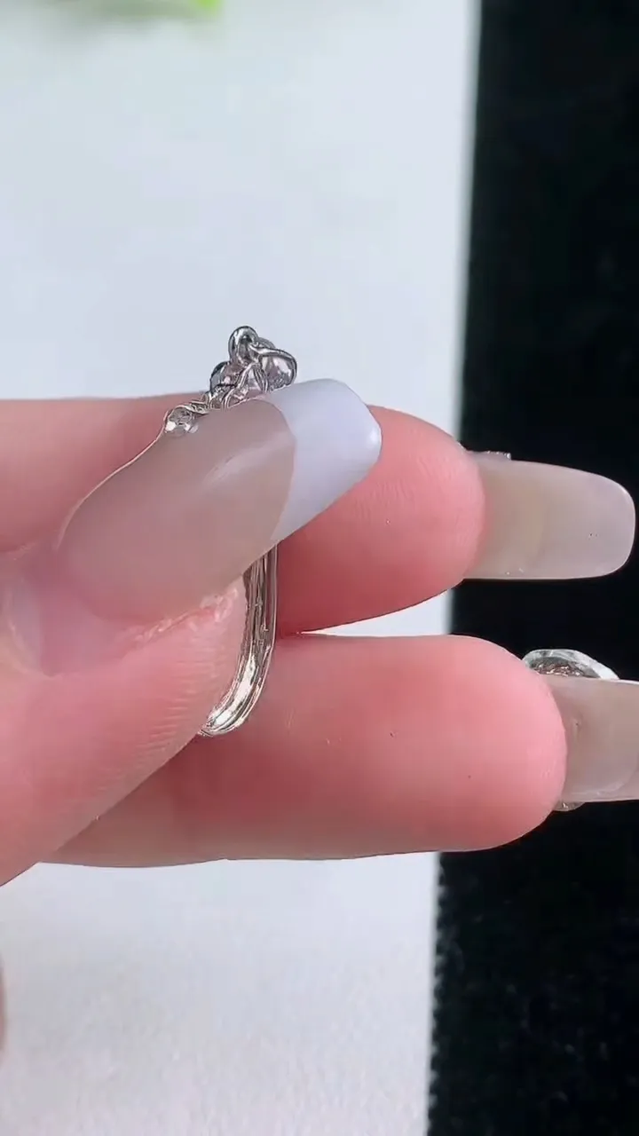 天然A货翡翠福豆吊坠，尺寸28-8.5-4.3，裸石19.5-7.5重:1.75g
1月18日