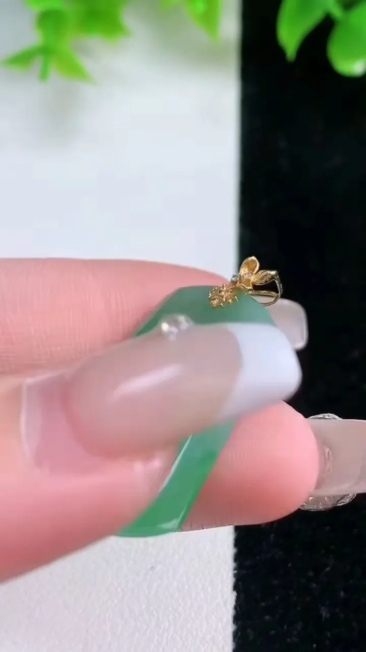 天然A货翡翠无事牌吊坠，尺寸30.6-22-2.1，重量:4.57g
1月18日