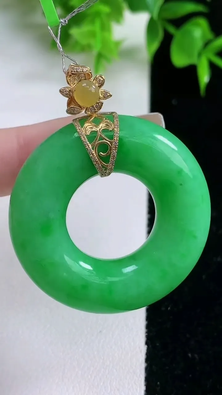 天然A货翡翠平安环吊坠，尺寸38.8-9.5，重量:28.47g
1月18日