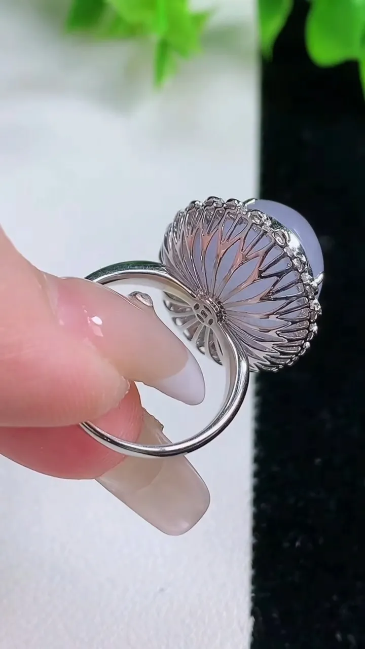 天然A货翡翠18K金紫罗兰蛋面戒指，尺寸17-18.3-14.4-13.5，重量:7.62g2026年1月18日
工厂直销收藏佳品,种好水足，色泽均匀，有种有色，上手高大气！