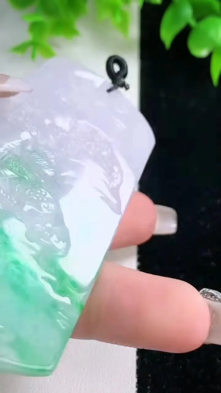 天然A货翡翠山水牌吊坠，尺寸71.6-44-5.8，重量:39.01g
1月18日