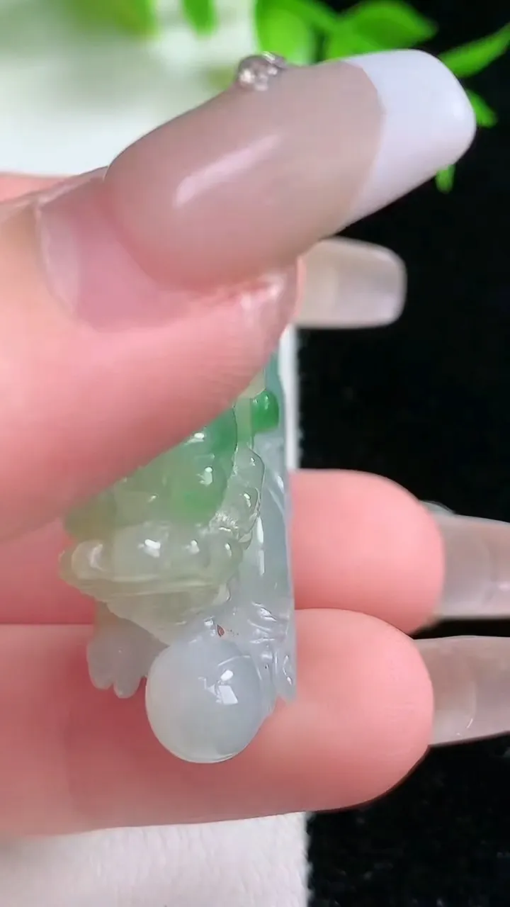 天然A货翡翠貔貅吊坠，尺寸42.8-22.5-13.3，重:24.27g
1月18日