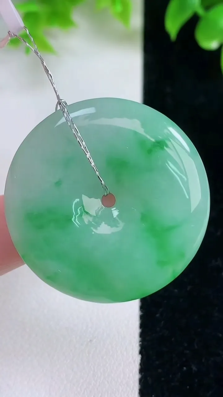 天然A货翡翠平安扣吊坠，尺寸35.5-5.6，重量:15.33g
1月18日