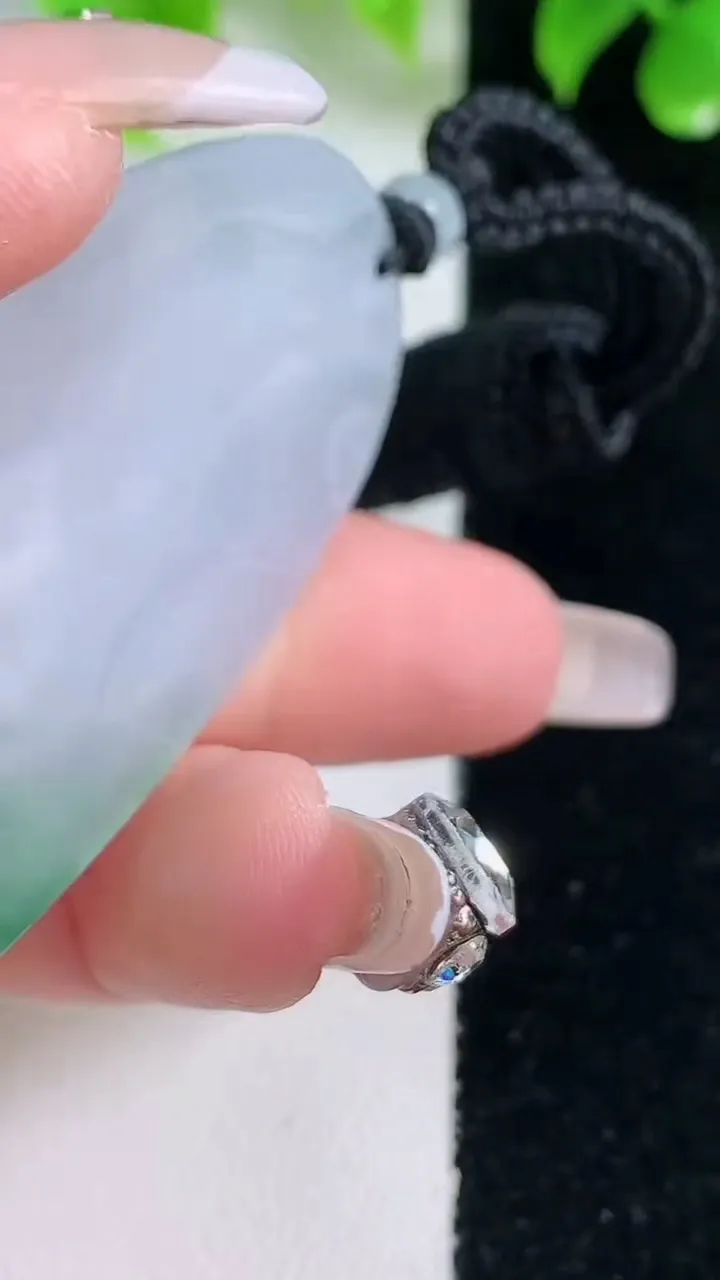 天然A货翡翠普贤菩萨吊坠，尺寸59.7-30.6-5，重量:24.09g
1月18日