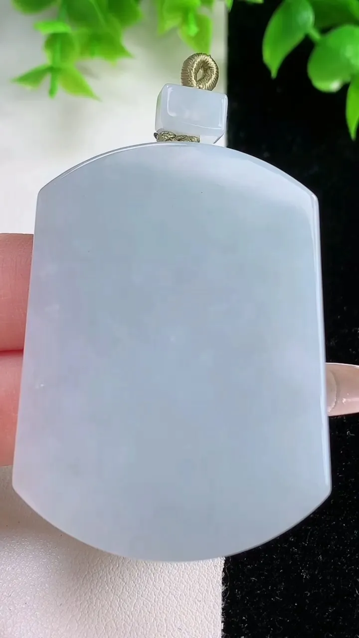 天然A货翡翠紫罗兰无事牌吊坠，尺寸52.4-39-5，重量:34.00g
1月18日